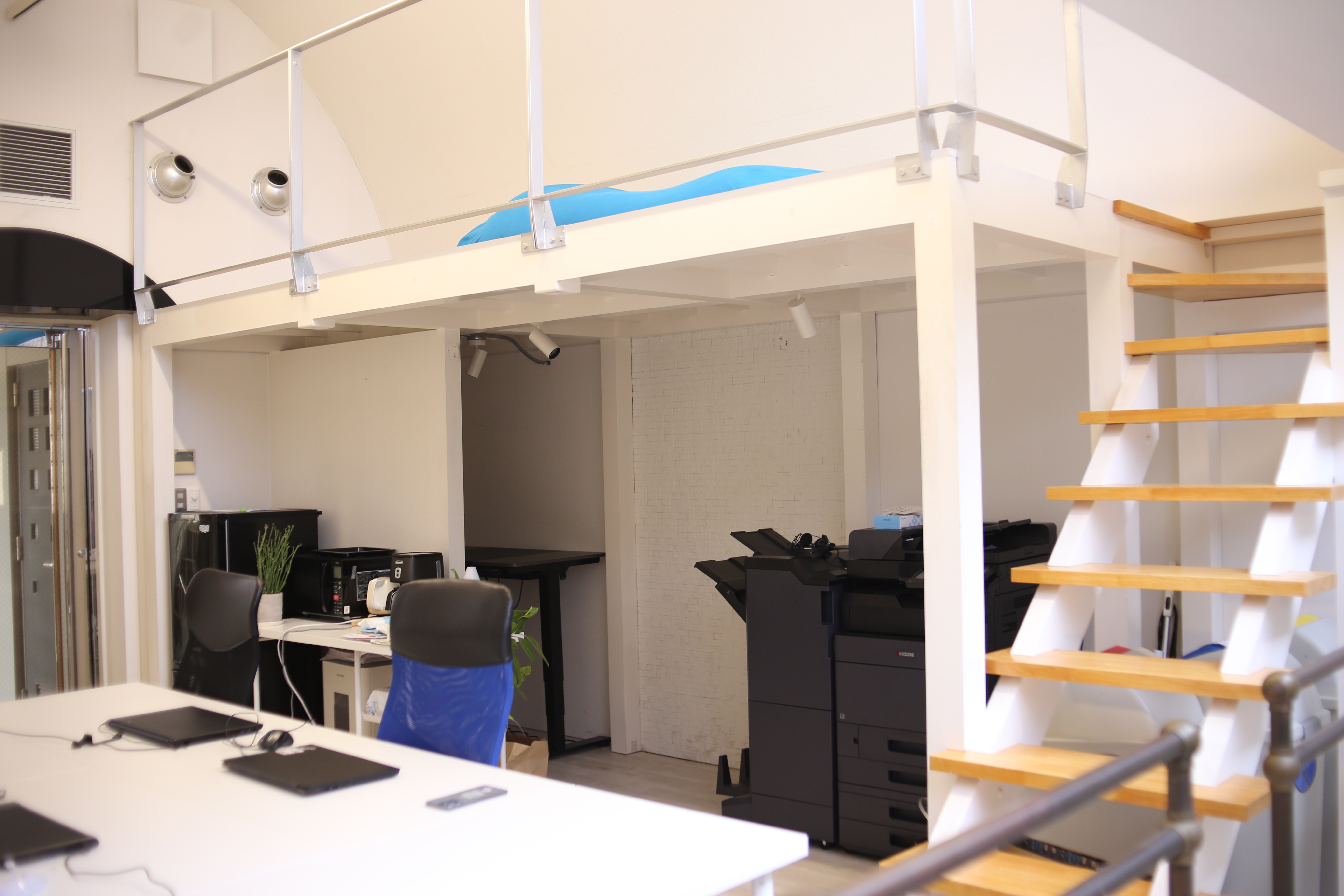 商談や作業に使用するオフィスの会議室の写真