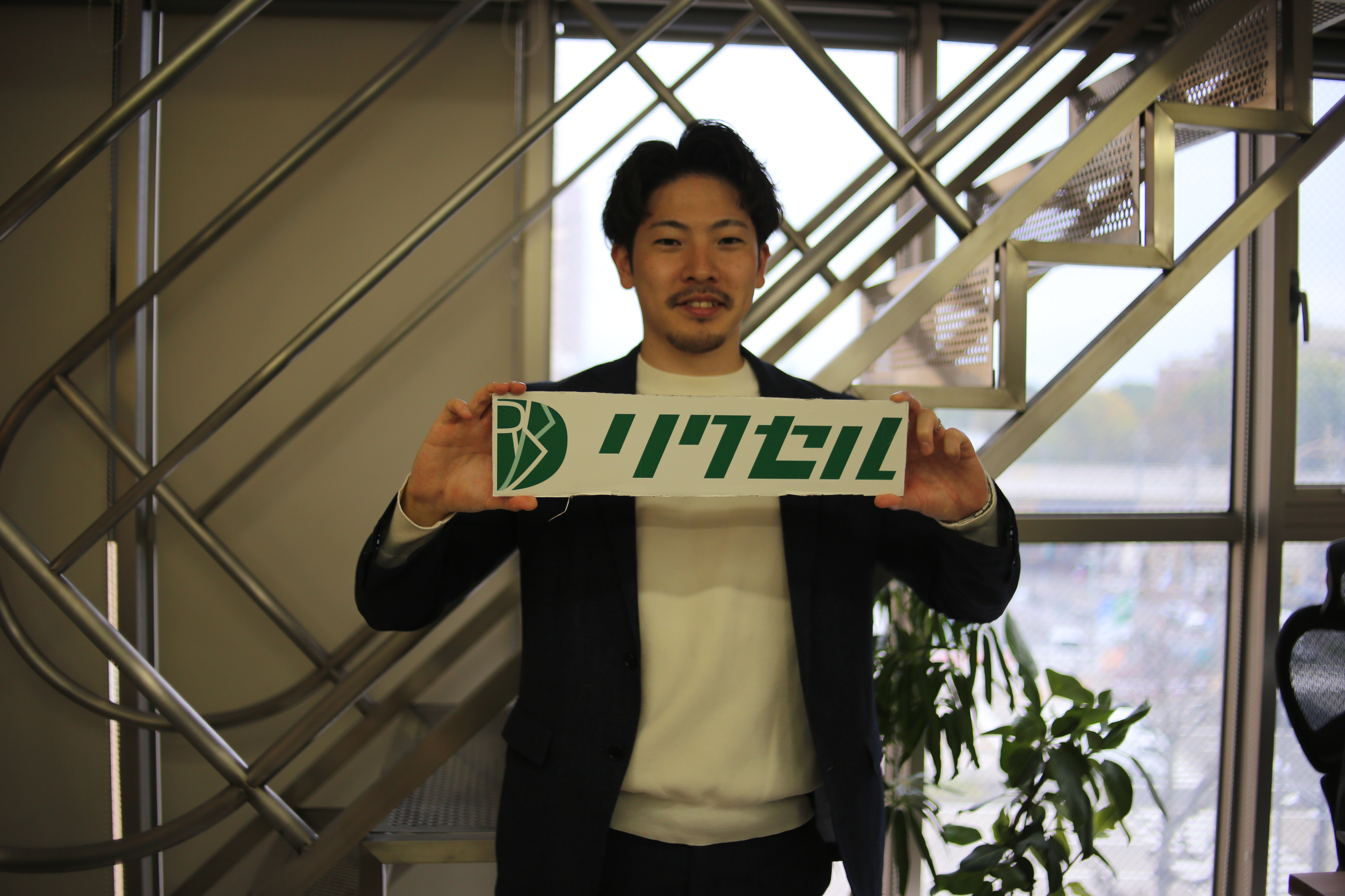 営業職に特化した求人サイトのサービスを説明する写真